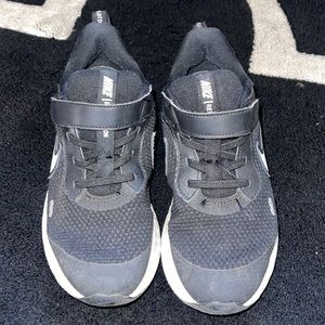 Nike revolution boy sneaker